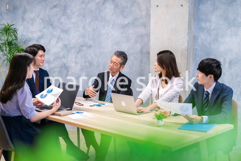 オフィスでディスカッションをするビジネスパーソン