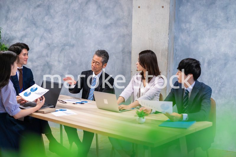 オフィスでディスカッションをするビジネスパーソン