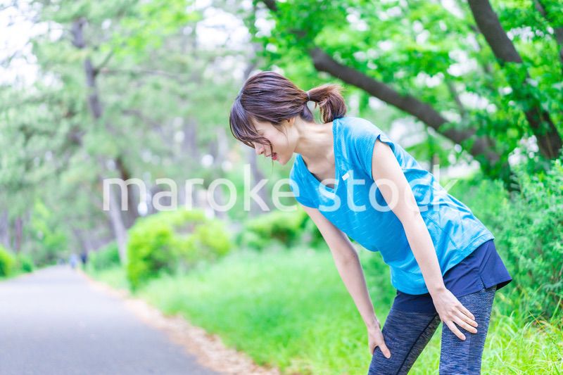 自然の中でストレッチをする若い女性