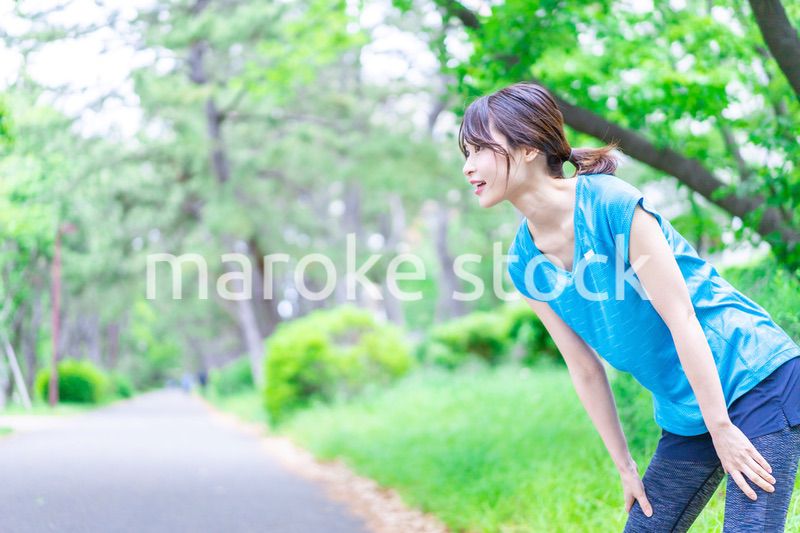 自然の中でストレッチをする若い女性