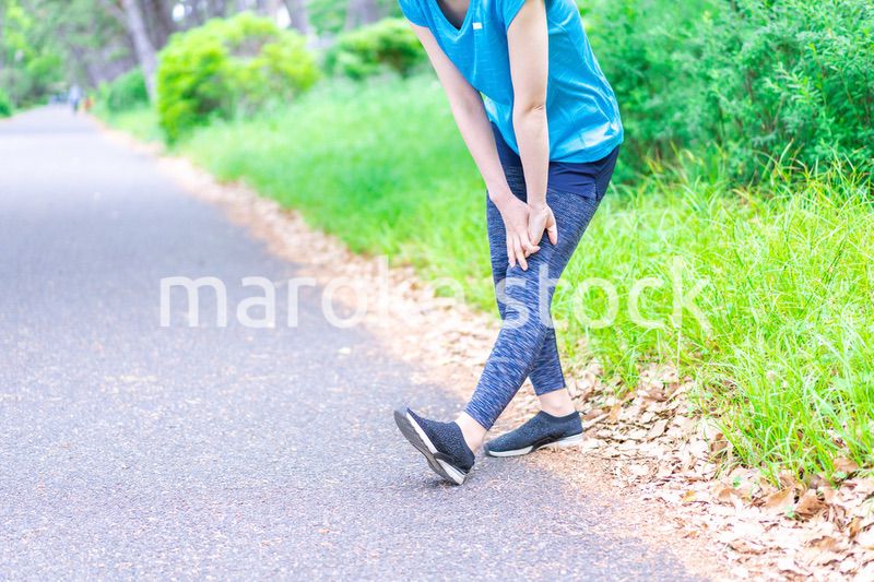 自然の中でストレッチをする若い女性