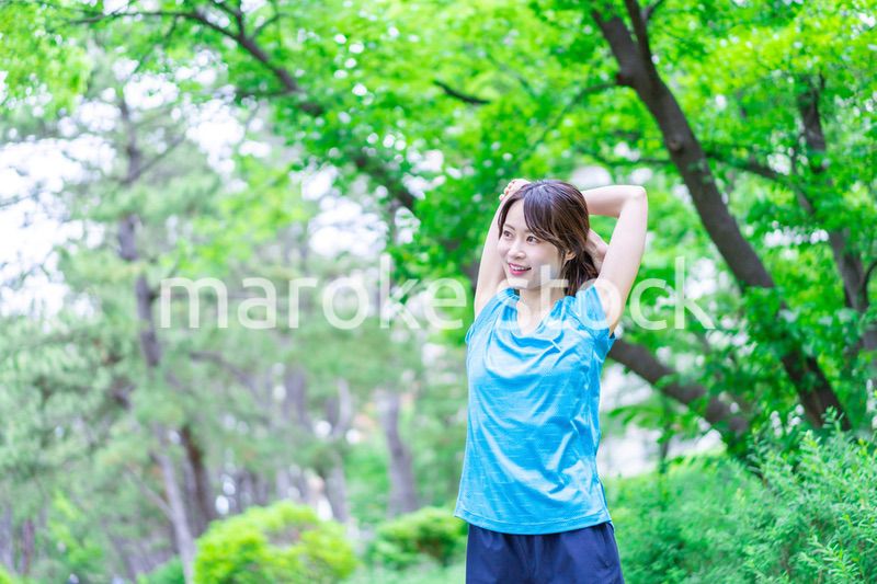 自然の中でストレッチをする若い女性