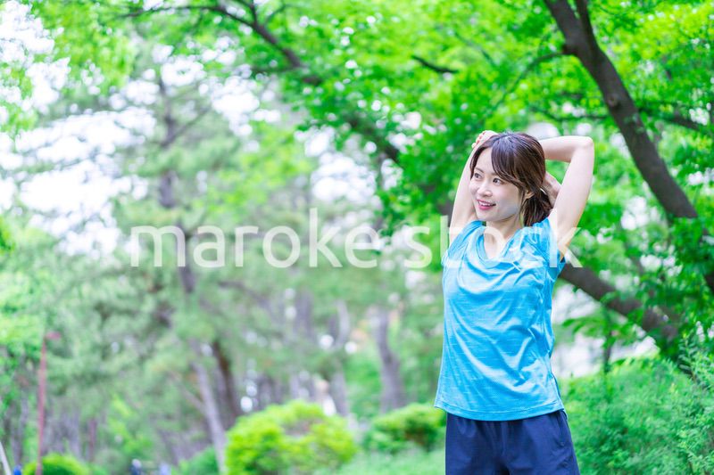 自然の中でストレッチをする若い女性