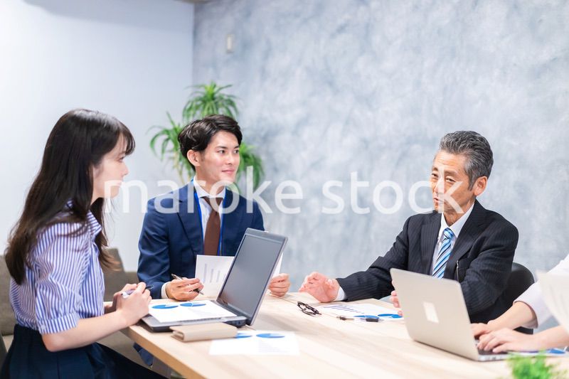 オフィスでディスカッションをするビジネスパーソン