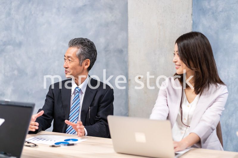 オフィスでディスカッションをするビジネスパーソン