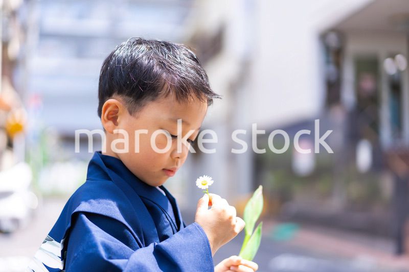 着物を着て外を歩く男の子