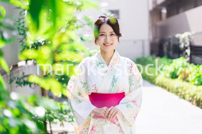 浴衣を着て街を歩く若い女性