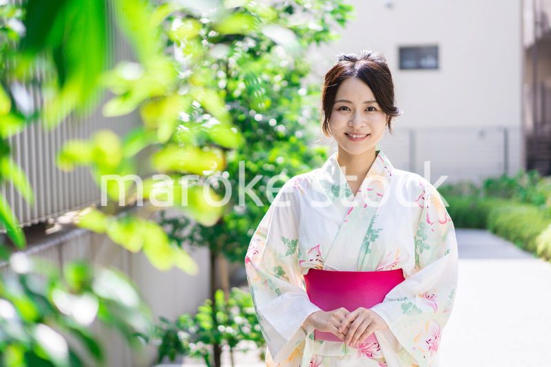 浴衣を着て街を歩く若い女性