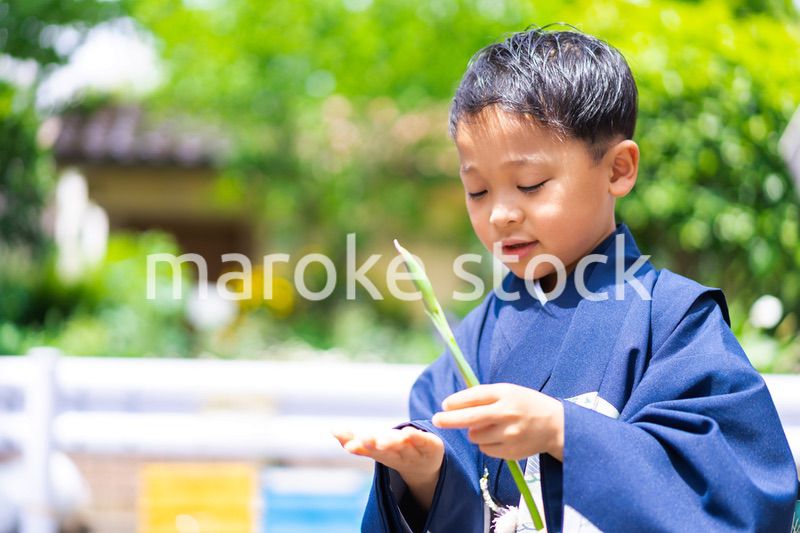 着物を着て外を歩く男の子