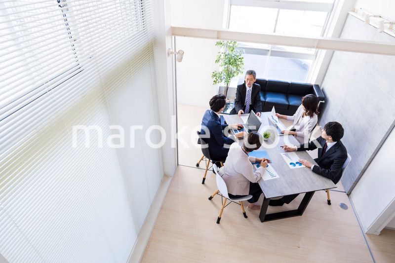 オフィスで働くビジネスパーソン