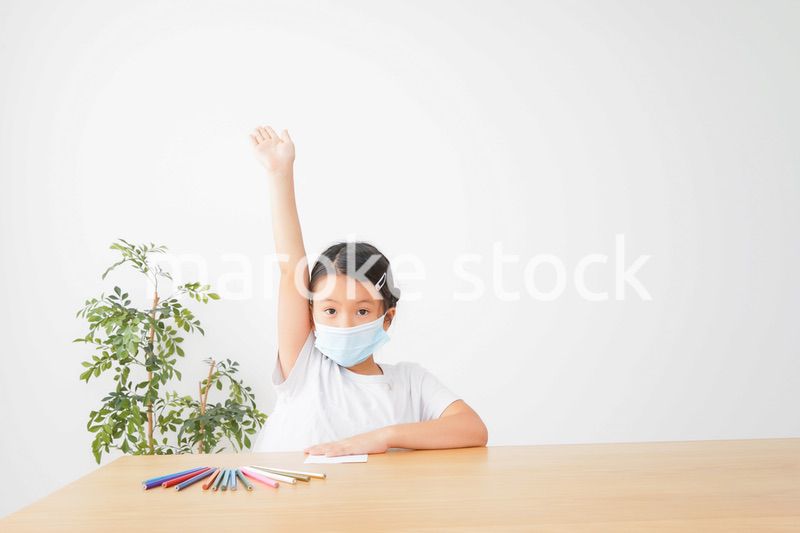 マスクをして発表をする小学生