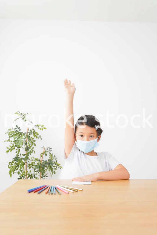 マスクをして発表をする小学生