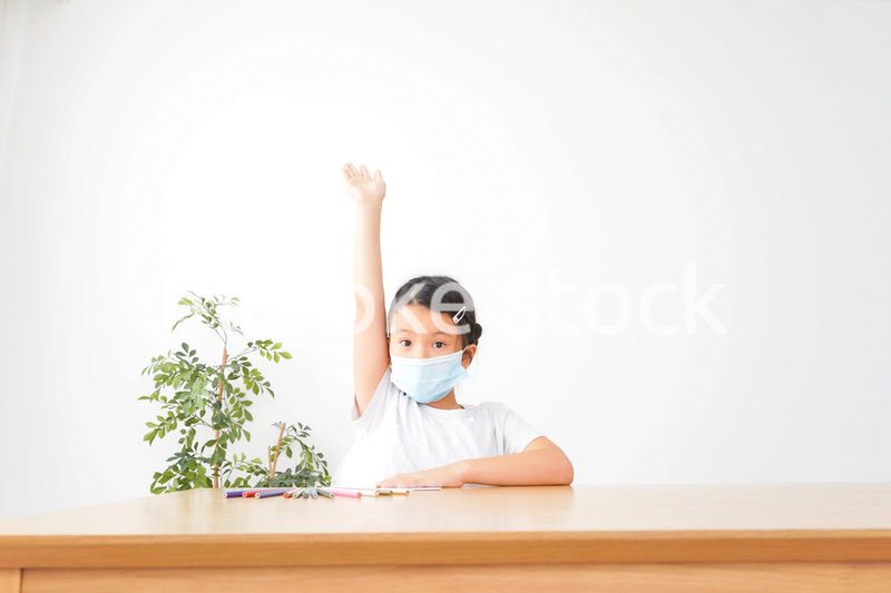 マスクをして発表をする小学生