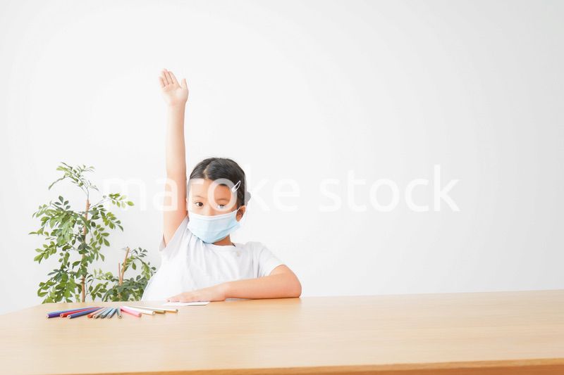 マスクをして発表をする小学生