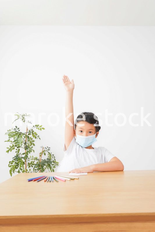 マスクをして発表をする小学生