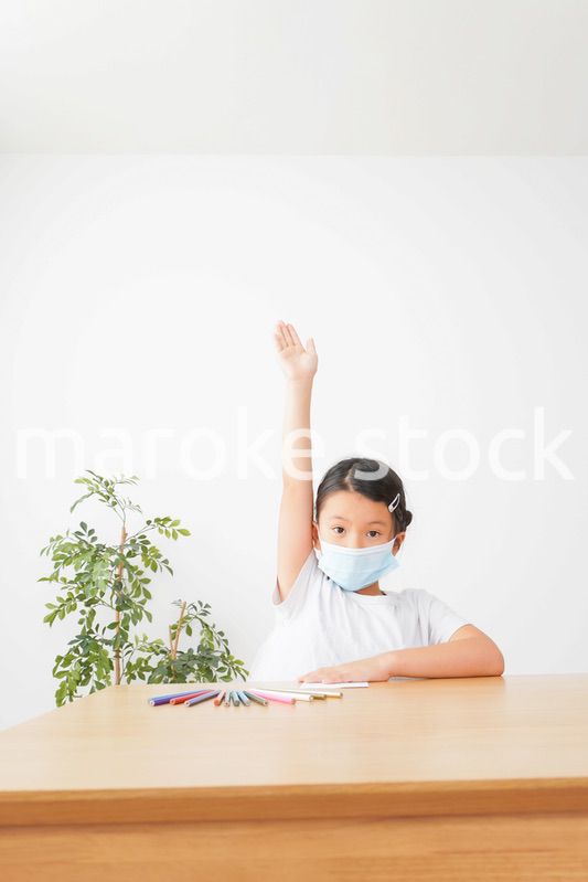 マスクをして発表をする小学生