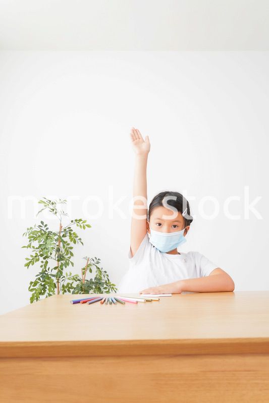 マスクをして発表をする小学生