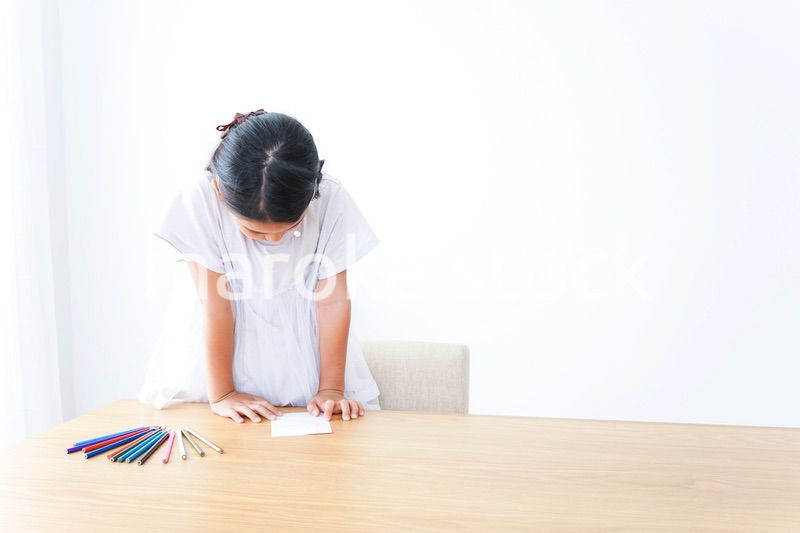 一人でお勉強をする小学生の女の子