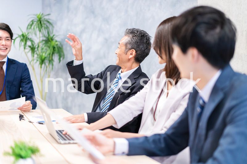 オフィスでディスカッションをするビジネスパーソン