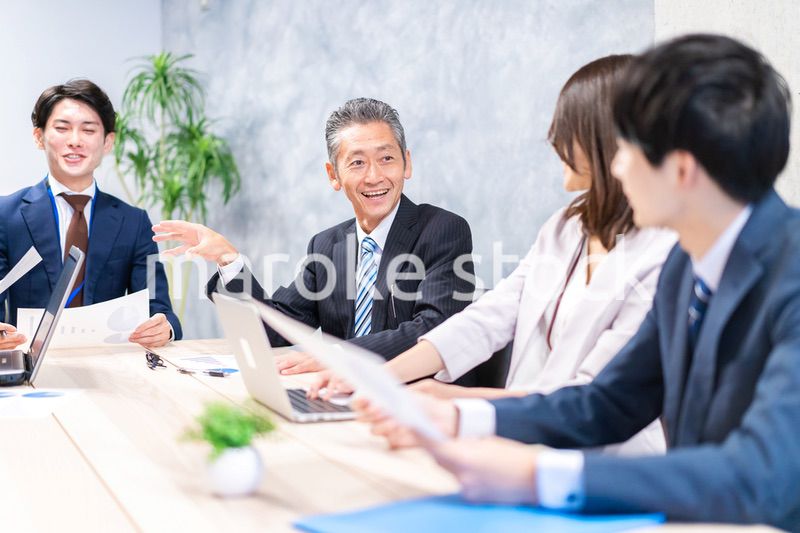 オフィスでディスカッションをするビジネスパーソン