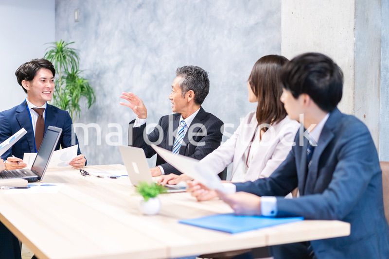 オフィスでディスカッションをするビジネスパーソン