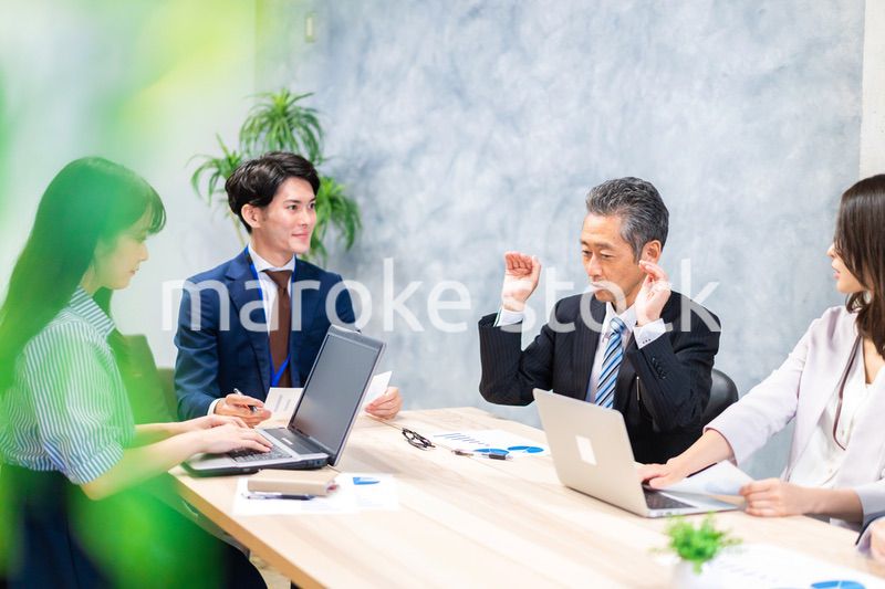 オフィスで会議をするビジネスパーソン