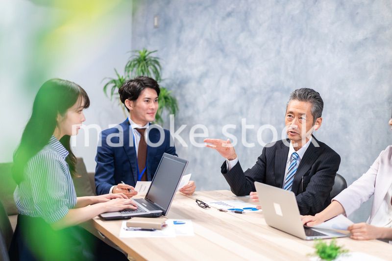 オフィスでディスカッションをするビジネスパーソン