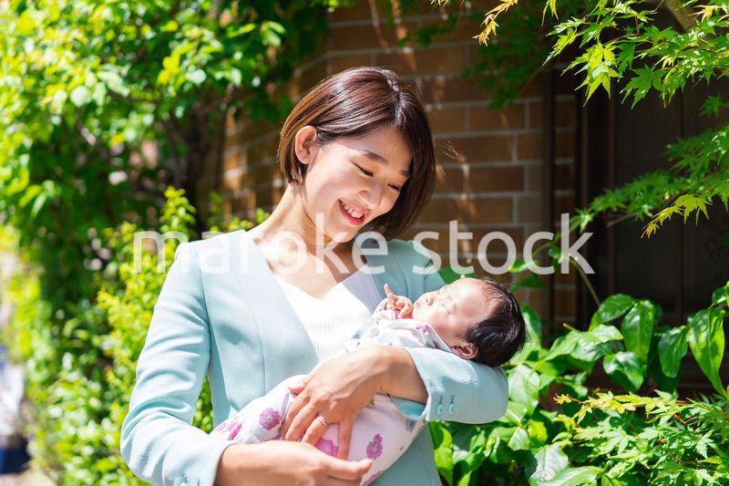 赤ちゃんを抱きしめるキャリアウーマン