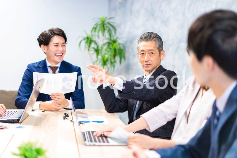 オフィスで会議をするビジネスパーソン