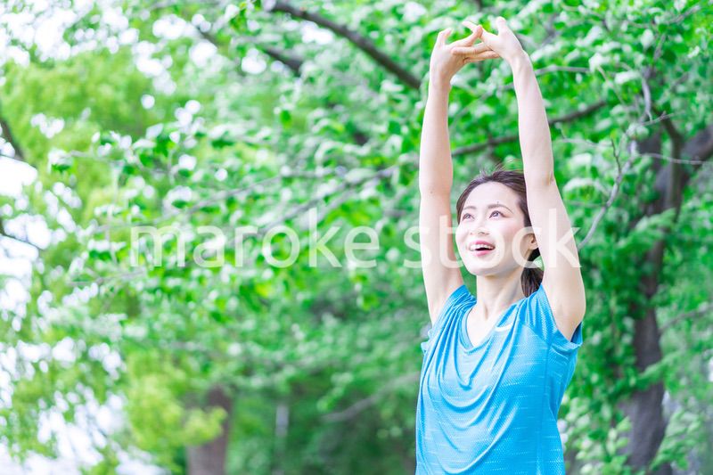 自然の中でストレッチをする若い女性