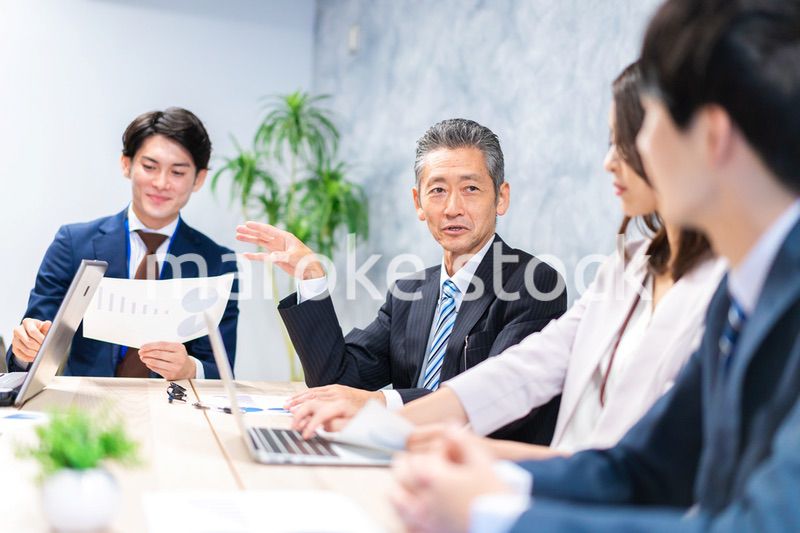 オフィスで会議をするビジネスパーソン