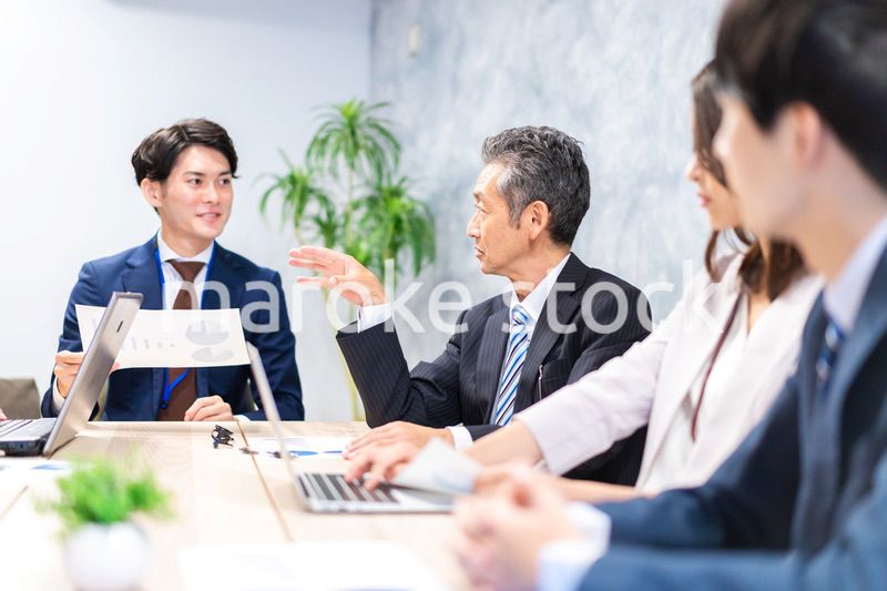 オフィスで会議をするビジネスパーソン