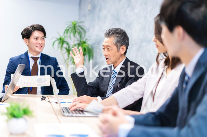 オフィスで会議をするビジネスパーソン