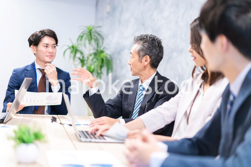 オフィスでディスカッションをするビジネスパーソン