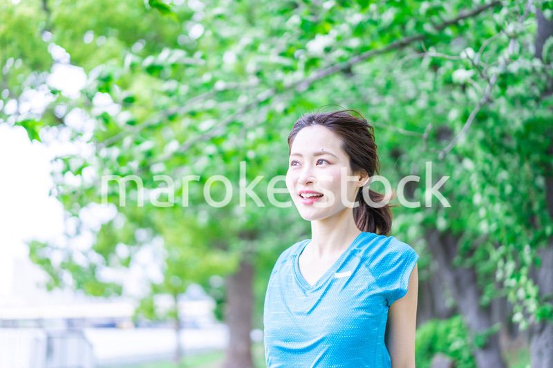 自然の中でストレッチをする若い女性