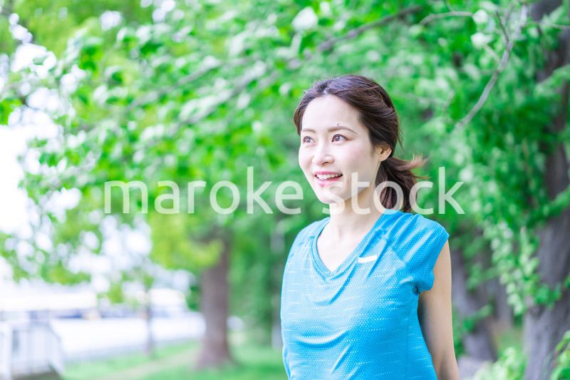 自然の中でストレッチをする若い女性