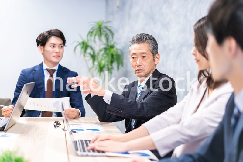 オフィスでディスカッションをするビジネスパーソン