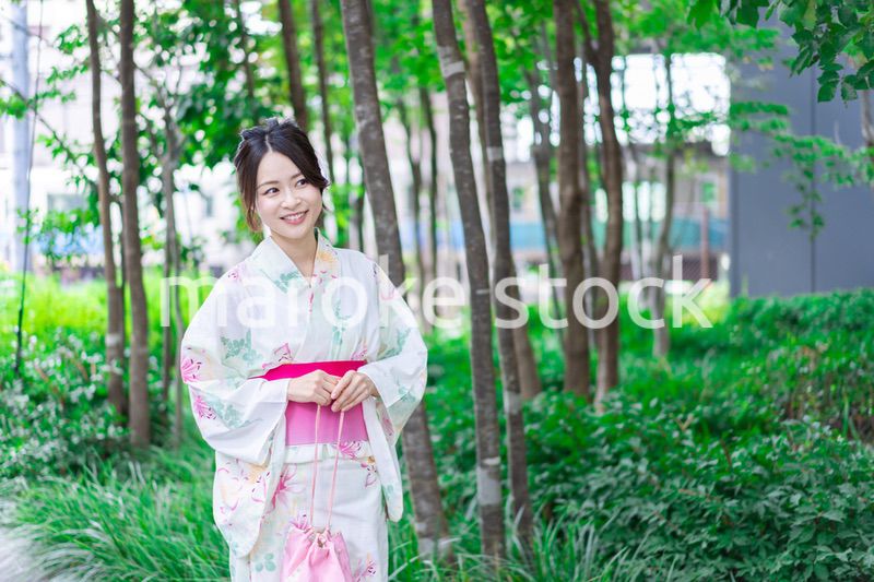 浴衣を着て街を歩く若い女性