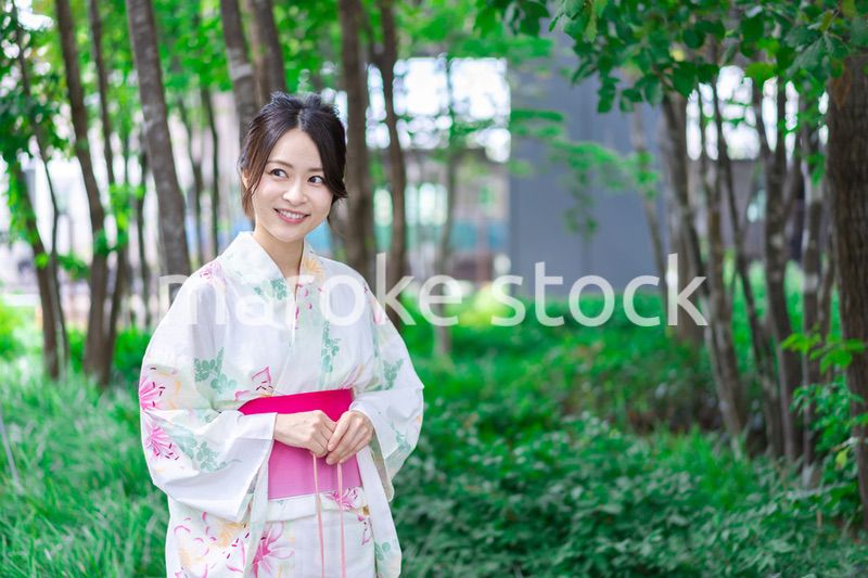 浴衣を着て街を歩く若い女性