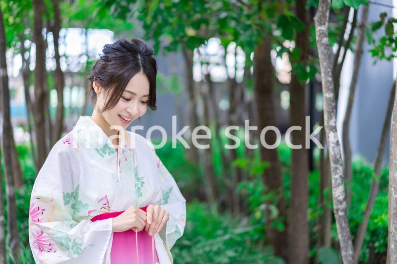 浴衣を着て街を歩く若い女性