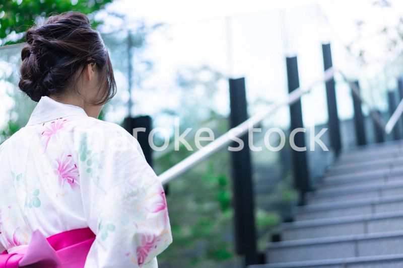 浴衣を着て街を歩く若い女性