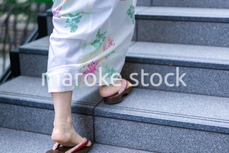 浴衣を着て街を歩く若い女性