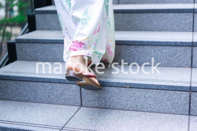 浴衣を着て街を歩く若い女性