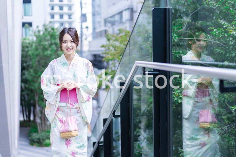 浴衣を着て街を歩く若い女性