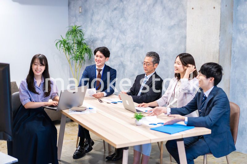 リモートでテレビ会議をするビジネスパーソン