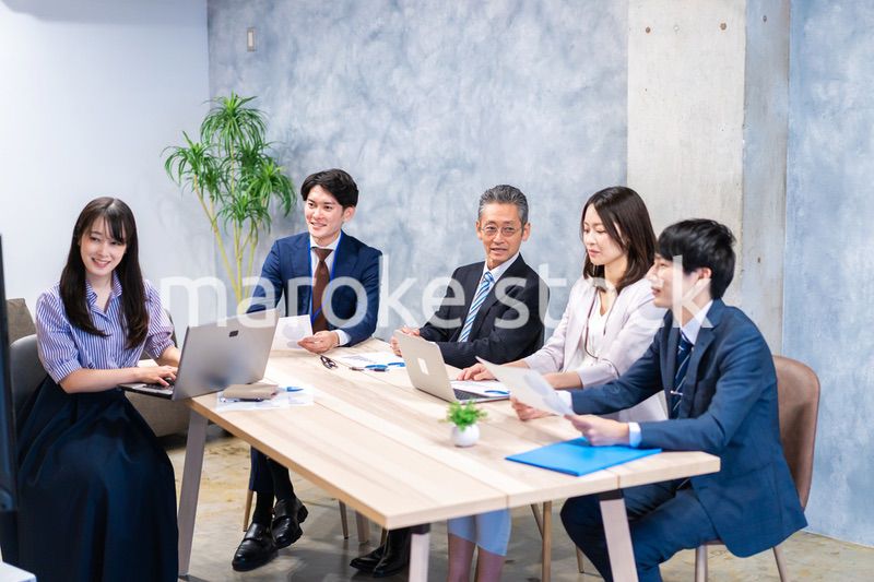 リモートでテレビ会議をするビジネスパーソン