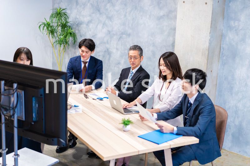 リモートでテレビ会議をするビジネスパーソン