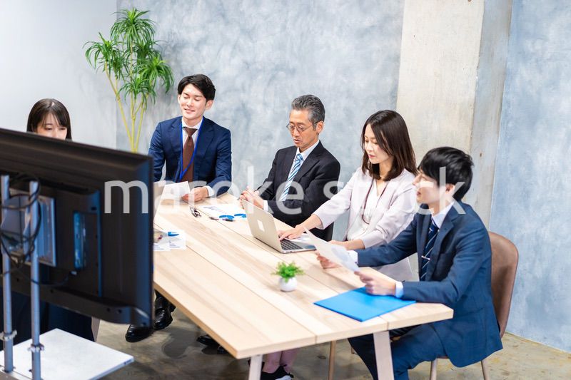オフィスで会議をするビジネスパーソン