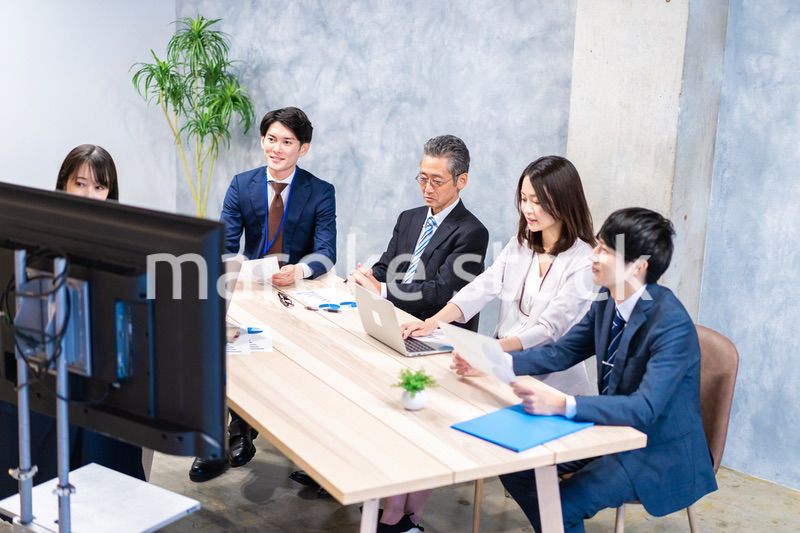 リモートでテレビ会議をするビジネスパーソン