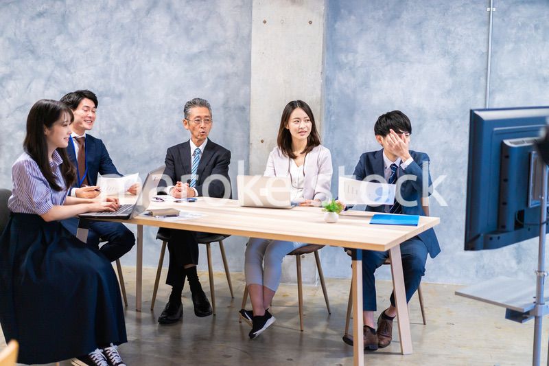 リモートでテレビ会議をするビジネスパーソン